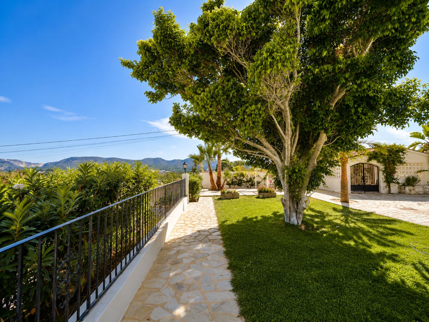 ACOGEDORA VILLA CON CASA DE INVITADOS Y MAGNIFICAS VISTAS AL VALLE Y AL MONTGÓ