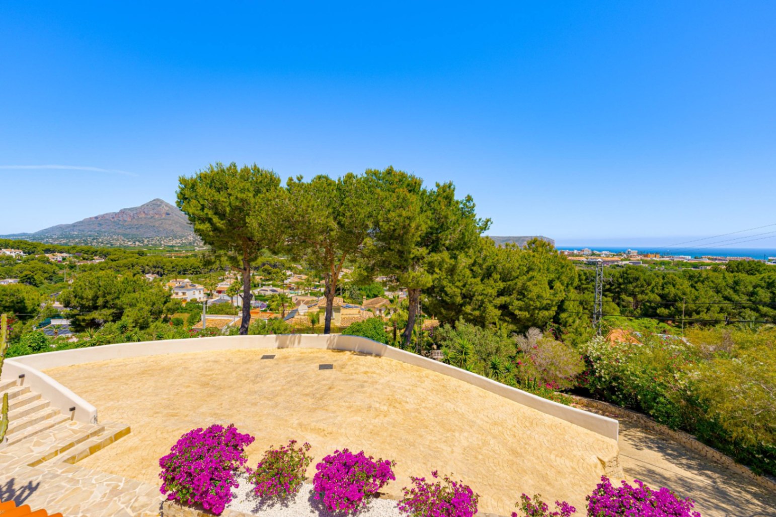 Villa Roma. Villa reformada con fantásticas vistas al mar a la venta en Jávea