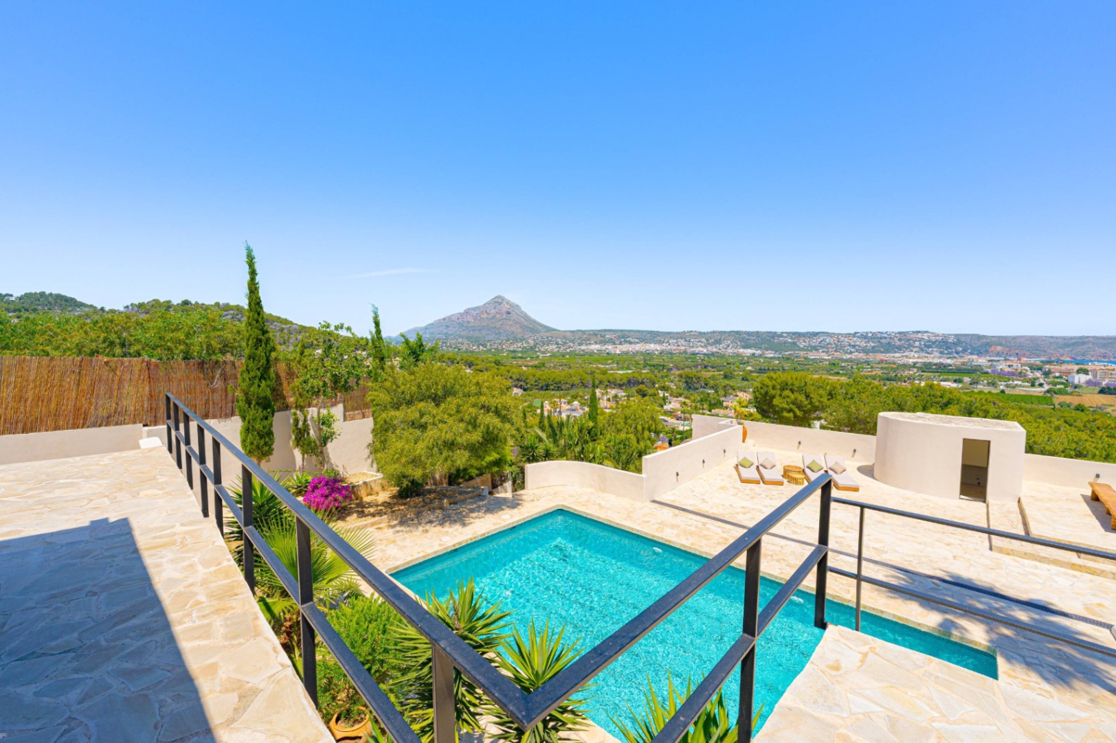 Villa Roma. Villa reformada con fantásticas vistas al mar a la venta en Jávea