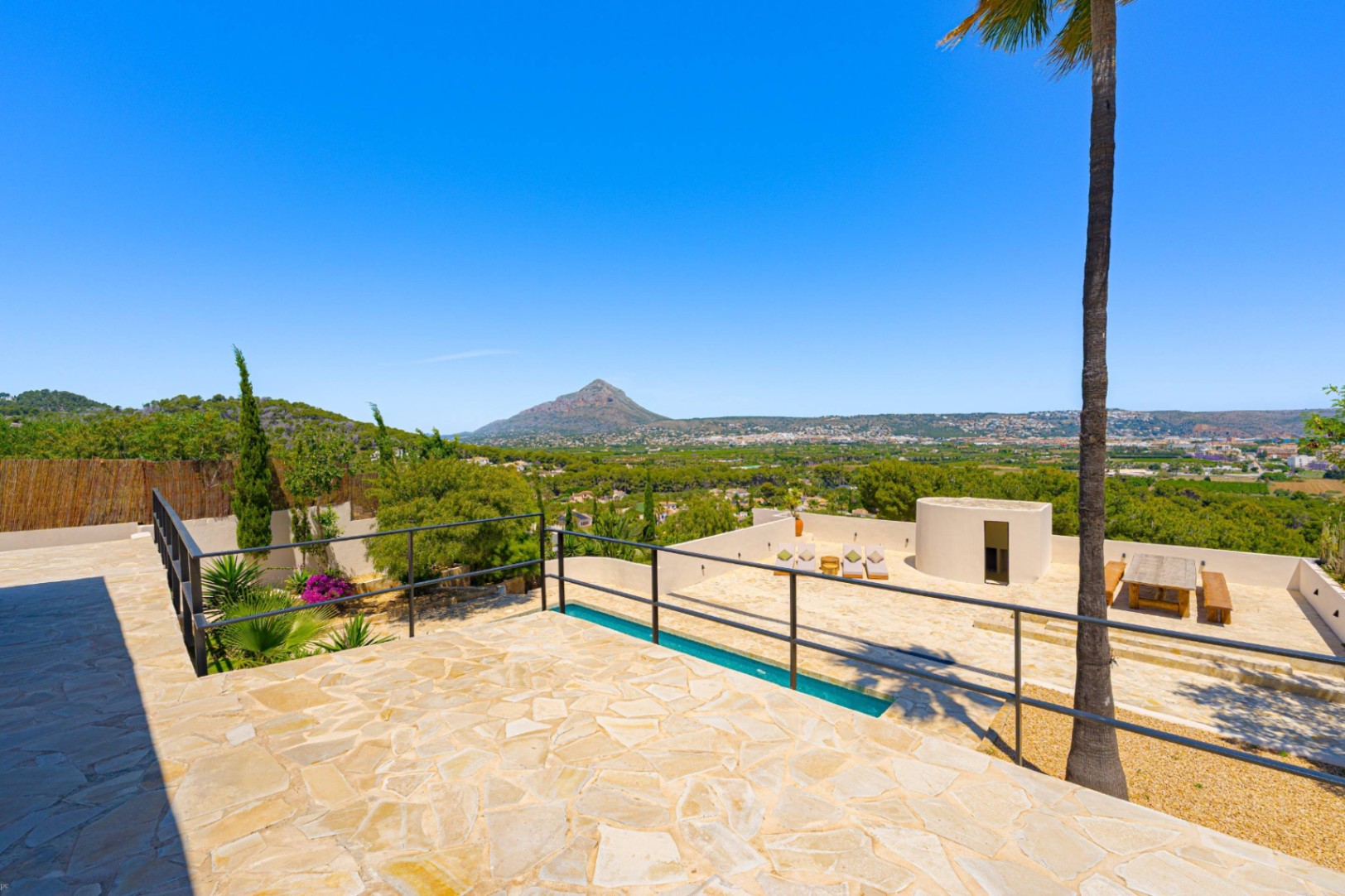 Villa Roma. Villa reformada con fantásticas vistas al mar a la venta en Jávea