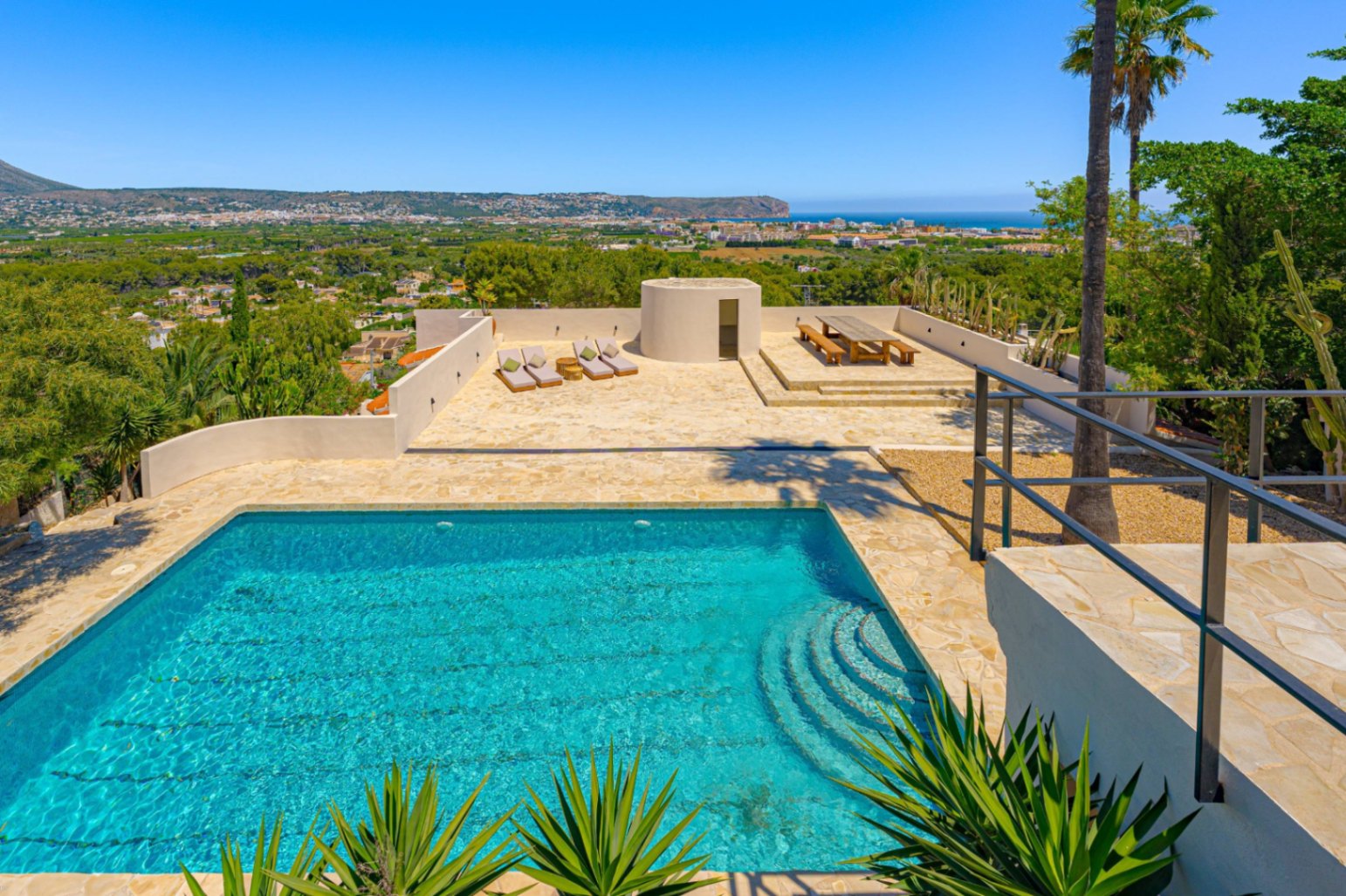 Villa Roma. Villa reformada con fantásticas vistas al mar a la venta en Jávea