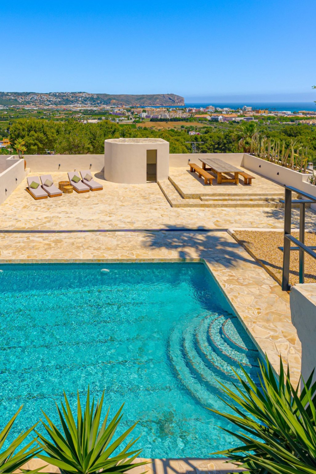 Villa Roma. Villa reformada con fantásticas vistas al mar a la venta en Jávea