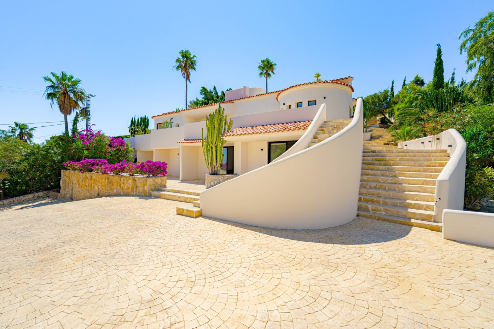 Villa Roma. Villa reformada con fantásticas vistas al mar a la venta en Jávea