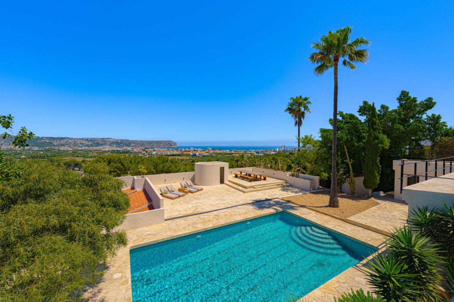 Villa Roma. Villa reformada con fantásticas vistas al mar a la venta en Jávea