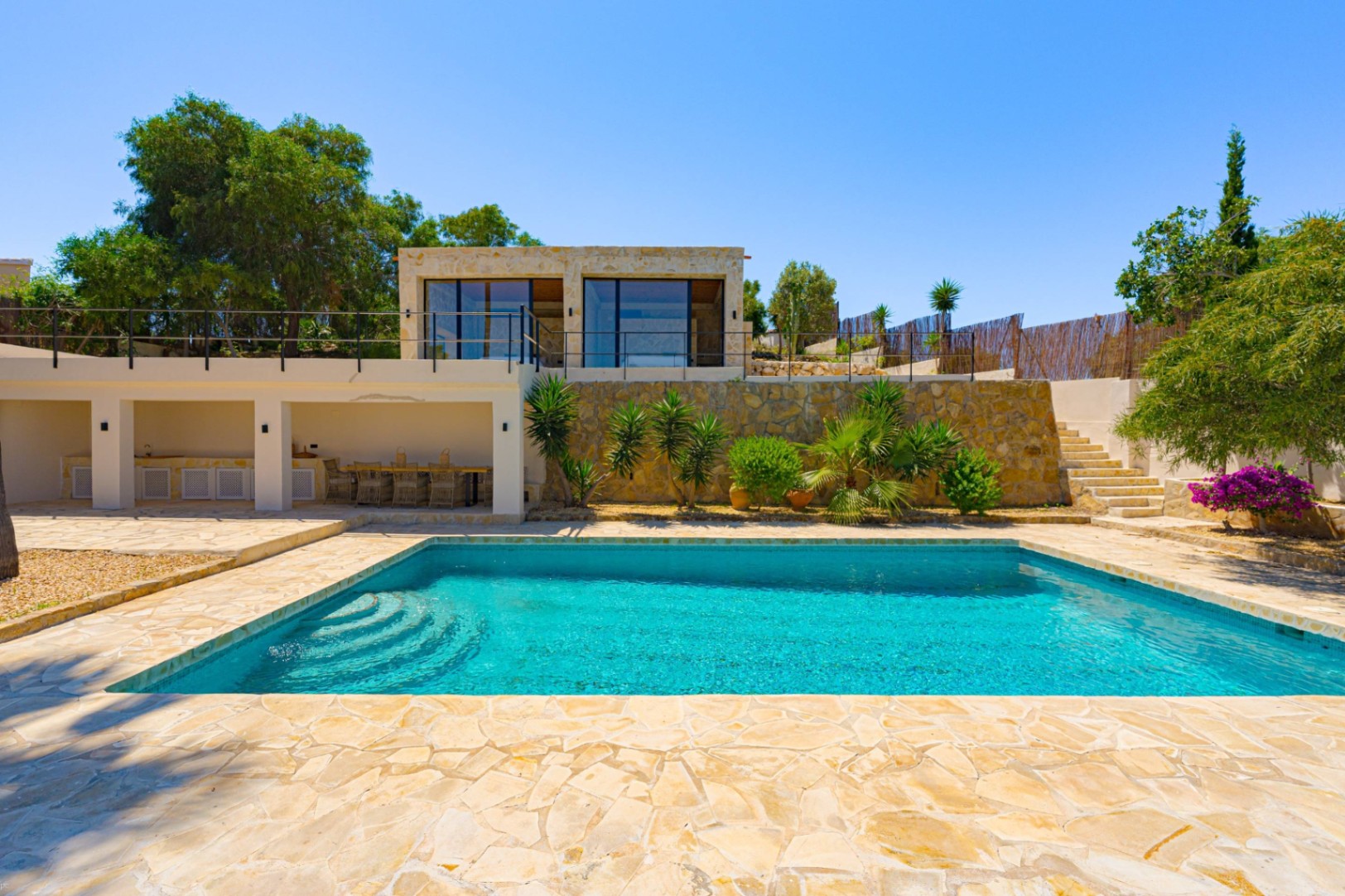 Villa Roma. Villa reformada con fantásticas vistas al mar a la venta en Jávea