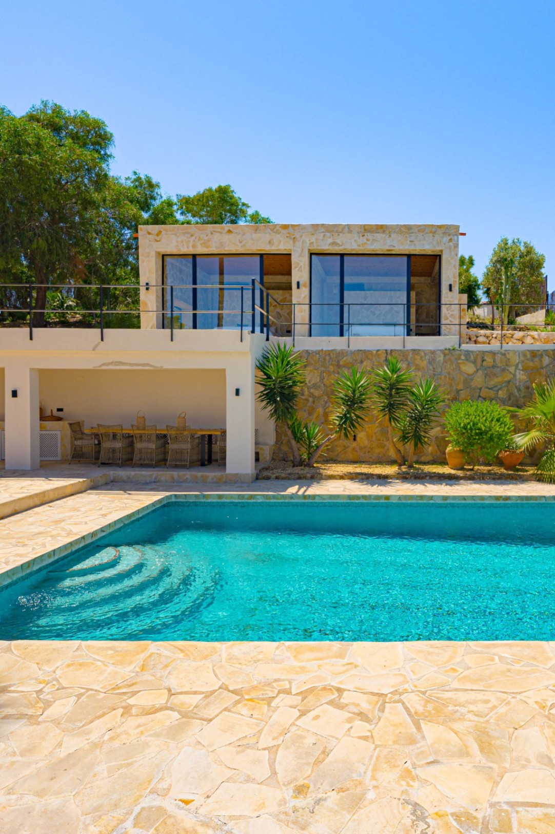 Villa Roma. Villa reformada con fantásticas vistas al mar a la venta en Jávea
