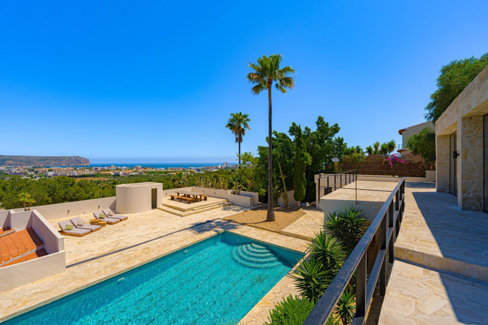 Villa Roma. Villa reformada con fantásticas vistas al mar a la venta en Jávea
