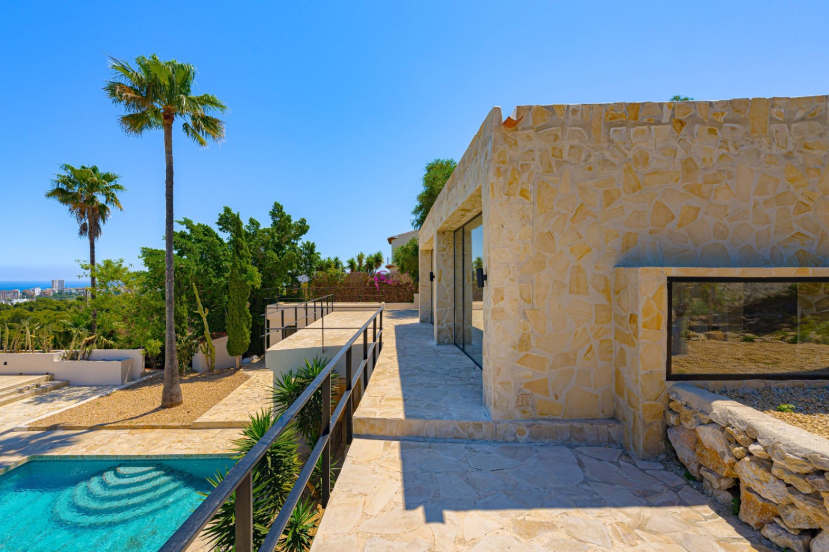Villa Roma. Villa reformada con fantásticas vistas al mar a la venta en Jávea