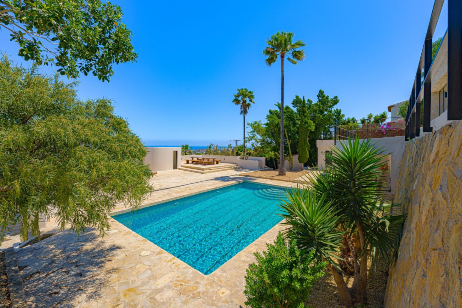 Villa Roma. Villa reformada con fantásticas vistas al mar a la venta en Jávea