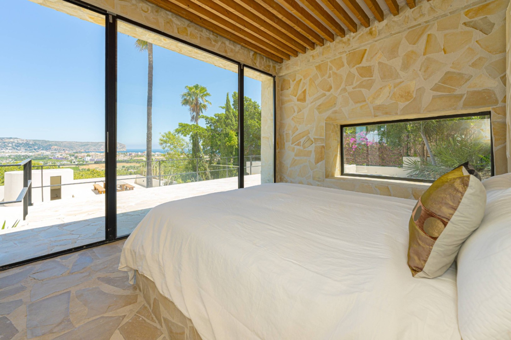 Villa Roma. Villa reformada con fantásticas vistas al mar a la venta en Jávea