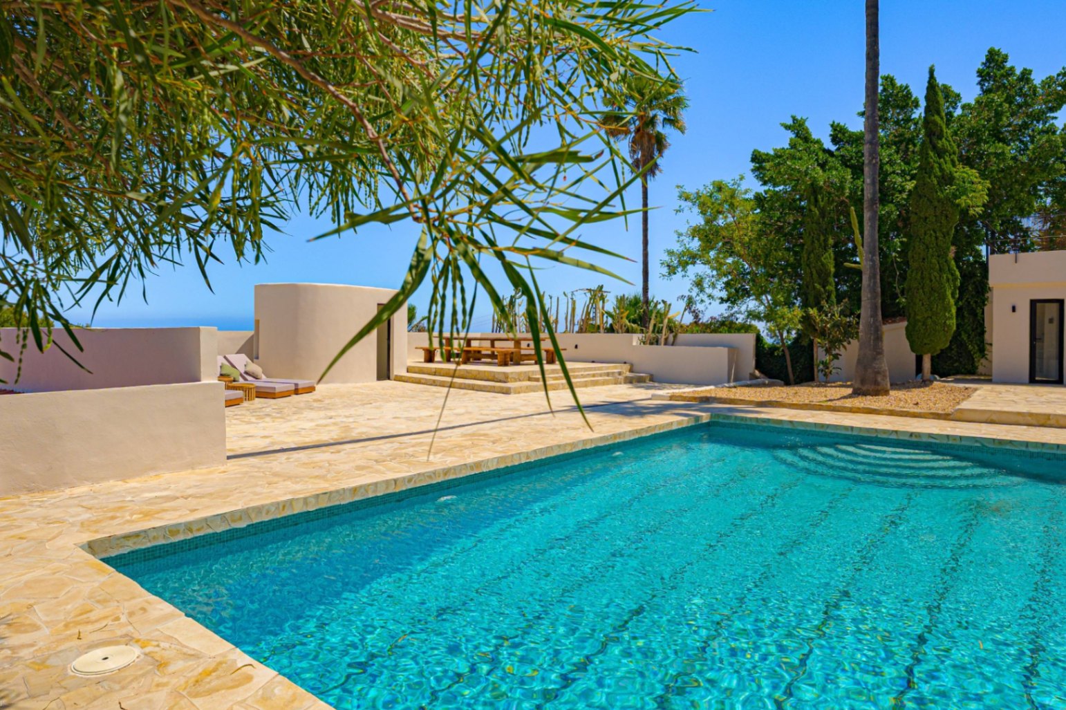 Villa Roma. Villa reformada con fantásticas vistas al mar a la venta en Jávea