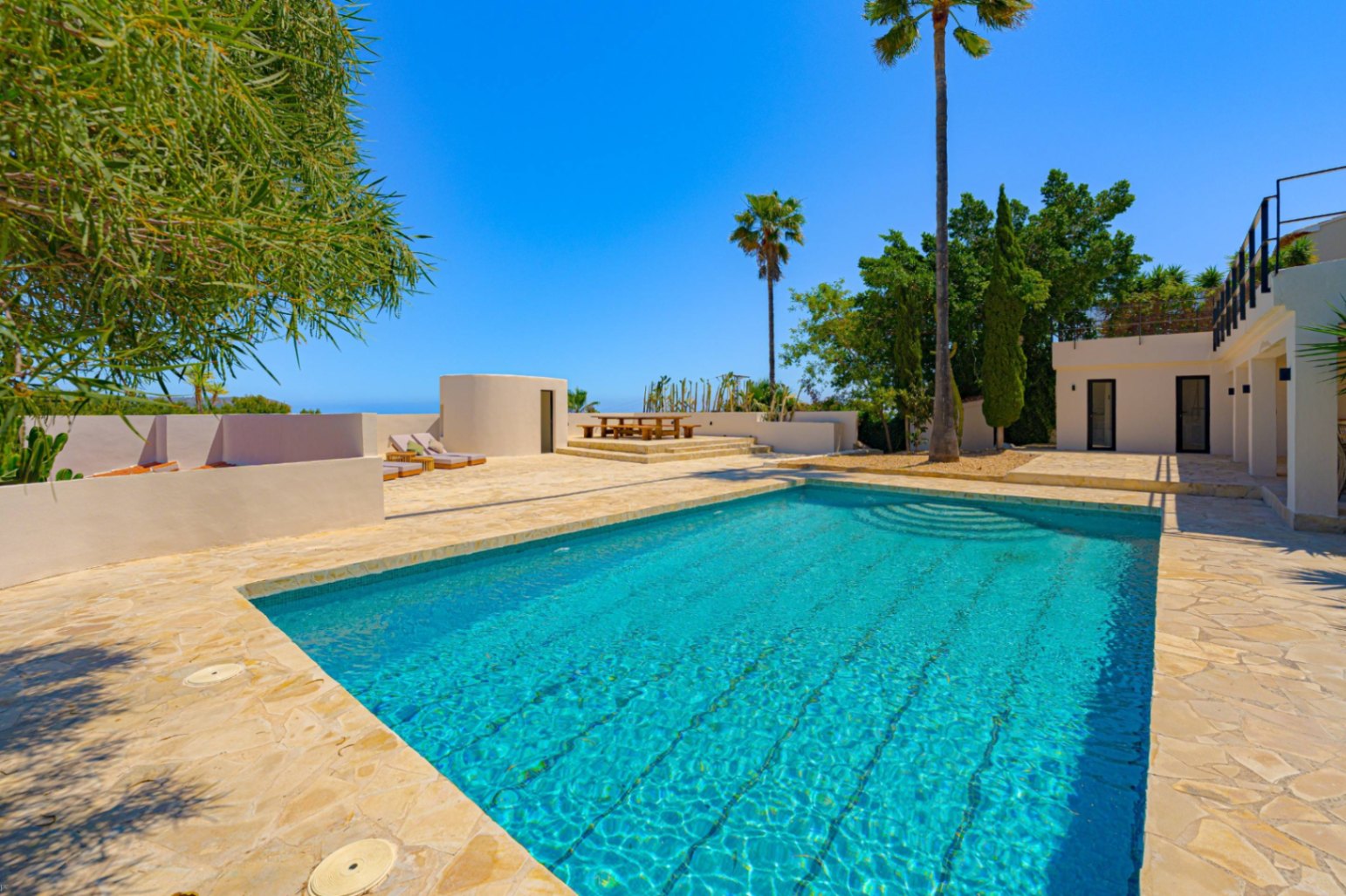 Villa Roma. Villa reformada con fantásticas vistas al mar a la venta en Jávea