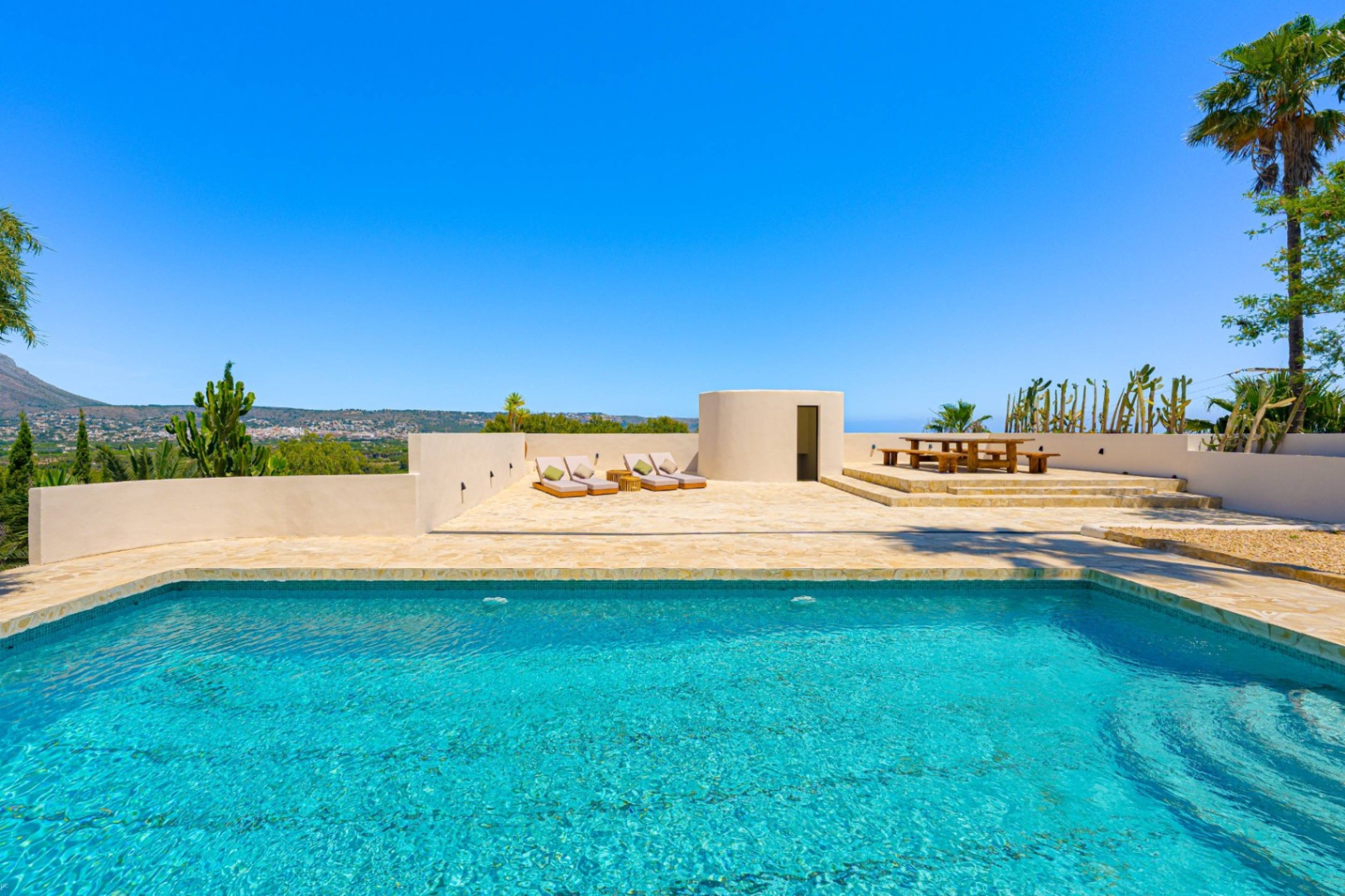 Villa Roma. Villa reformada con fantásticas vistas al mar a la venta en Jávea