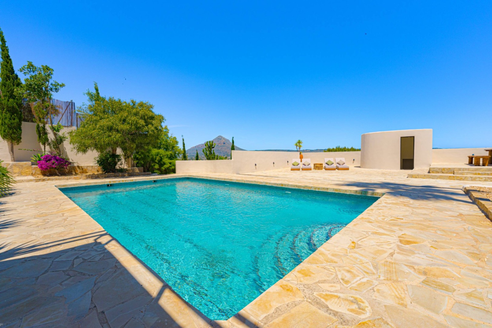 Villa Roma. Villa reformada con fantásticas vistas al mar a la venta en Jávea