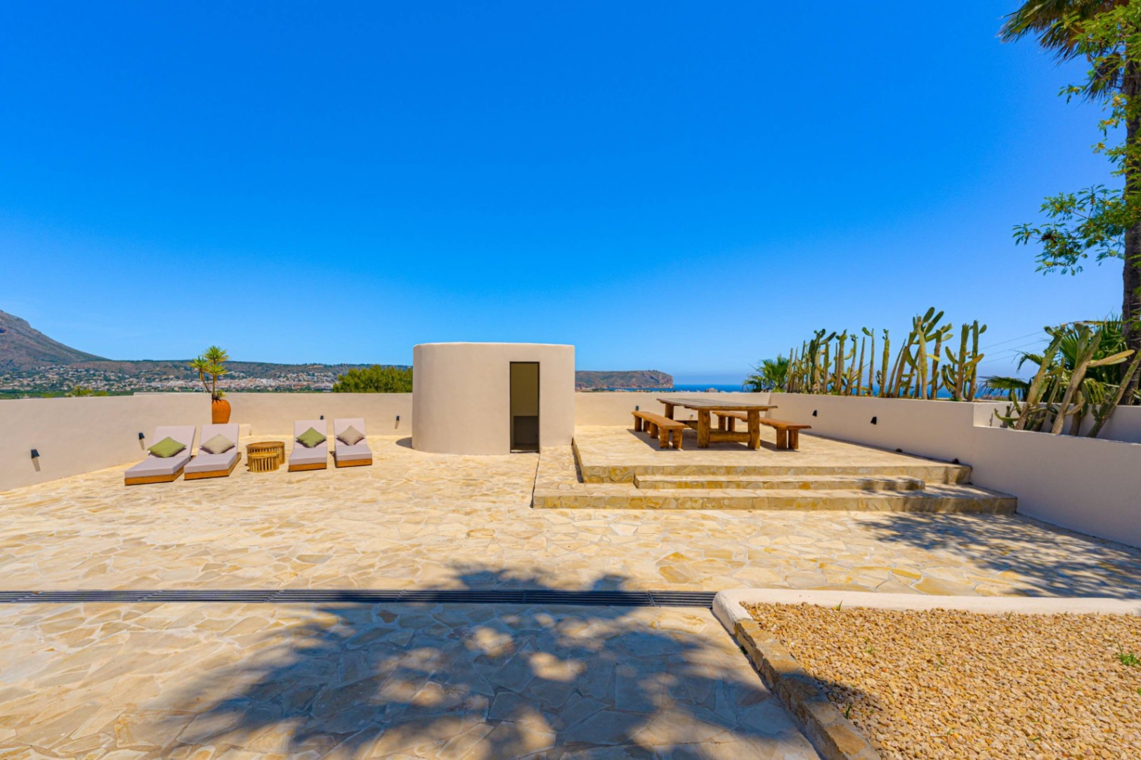 Villa Roma. Villa reformada con fantásticas vistas al mar a la venta en Jávea