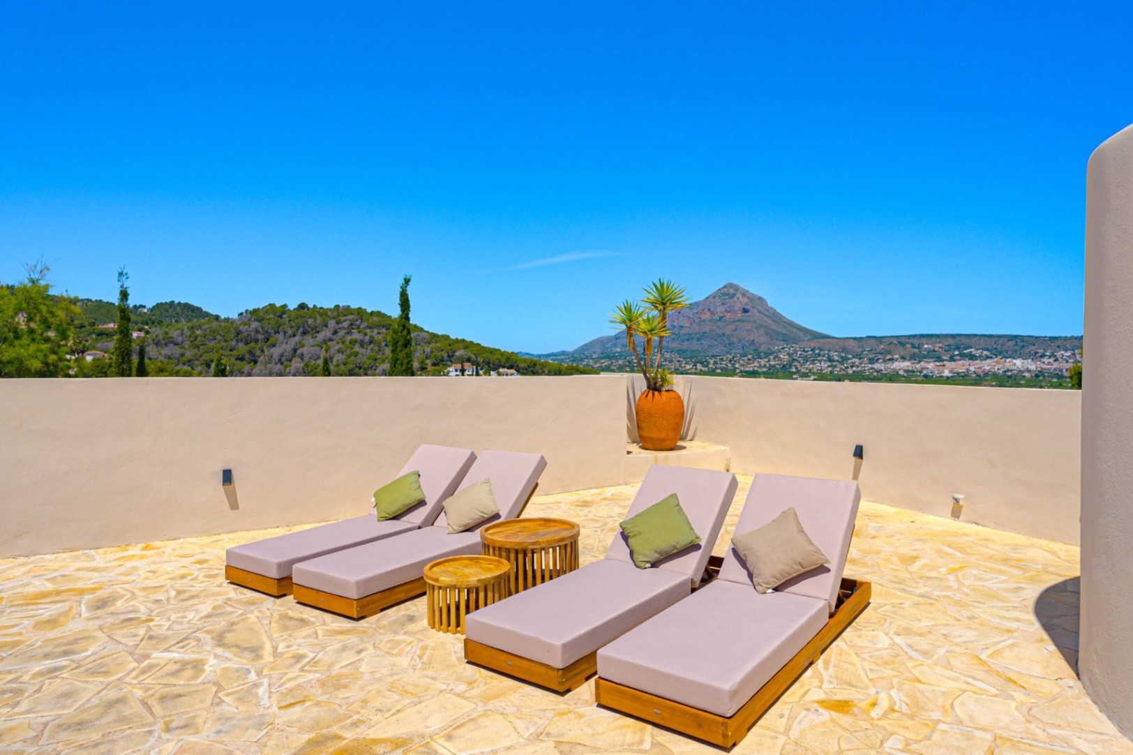 Villa Roma. Villa reformada con fantásticas vistas al mar a la venta en Jávea