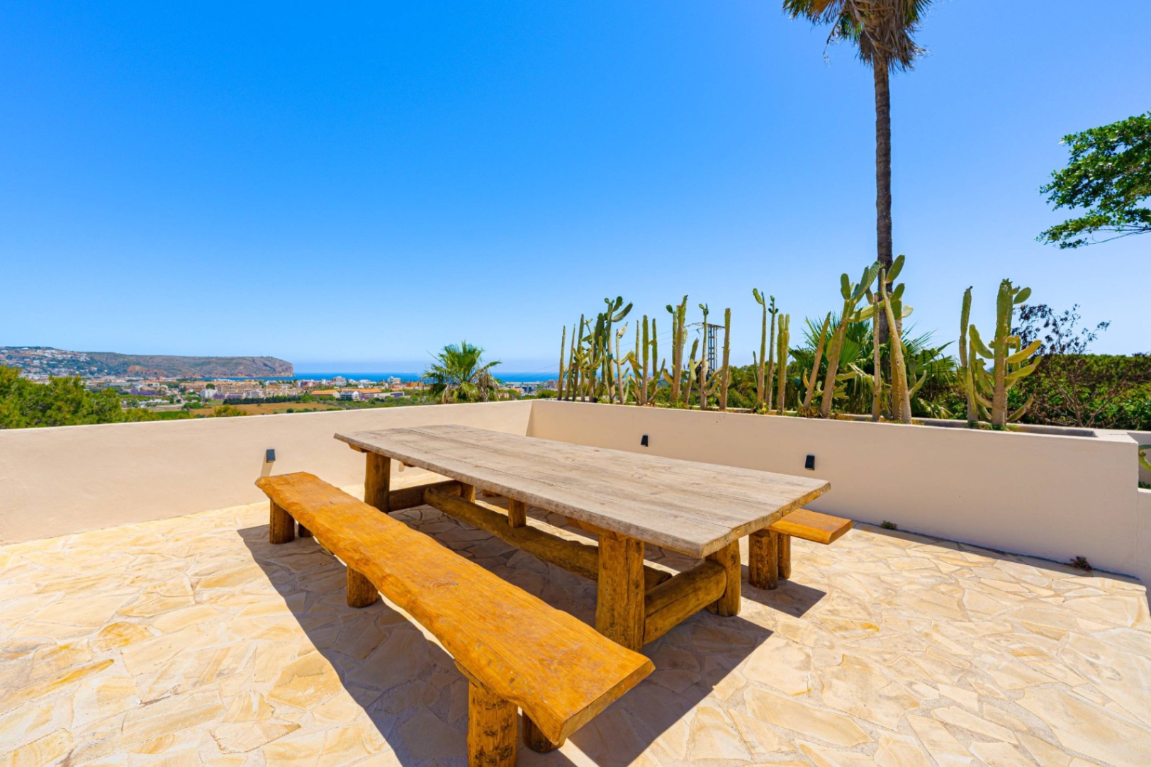 Villa Roma. Villa reformada con fantásticas vistas al mar a la venta en Jávea