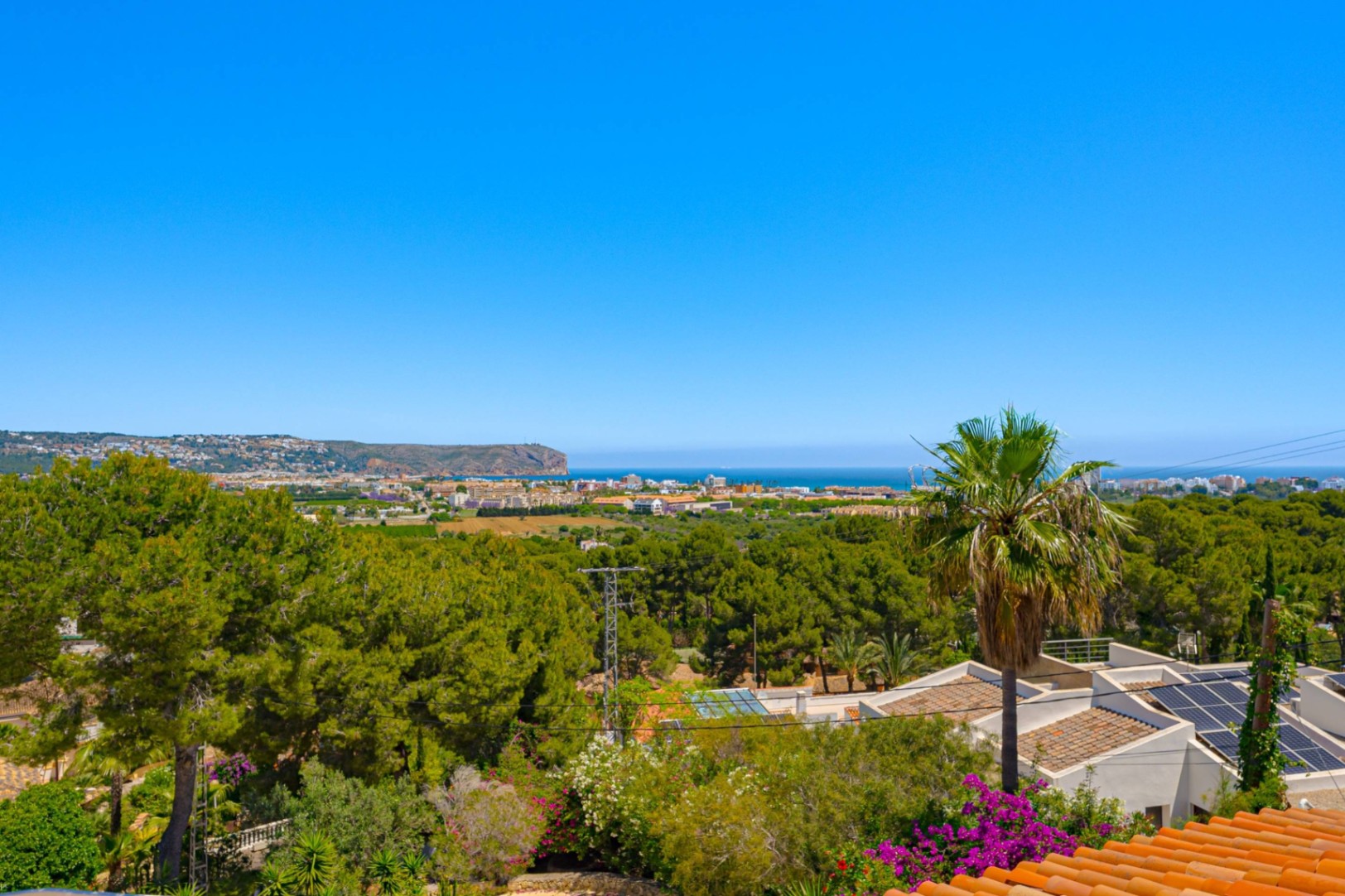 Villa Roma. Villa reformada con fantásticas vistas al mar a la venta en Jávea