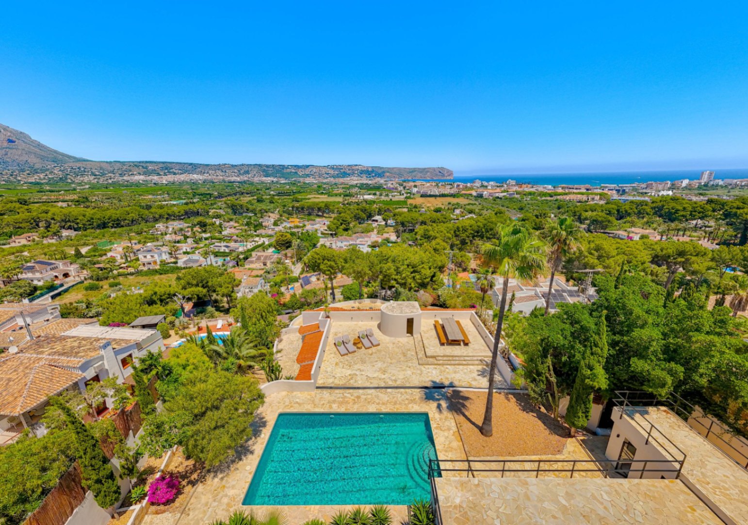 Villa Roma. Villa reformada con fantásticas vistas al mar a la venta en Jávea