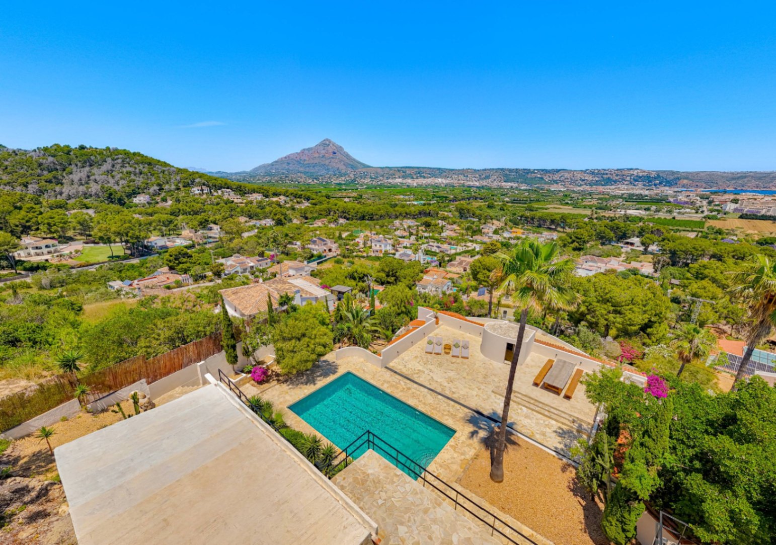 Villa Roma. Villa reformada con fantásticas vistas al mar a la venta en Jávea