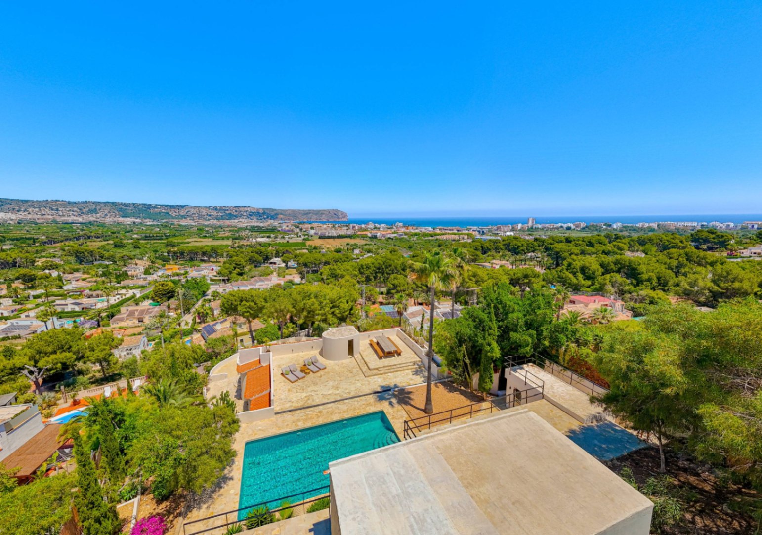 Villa Roma. Villa reformada con fantásticas vistas al mar a la venta en Jávea