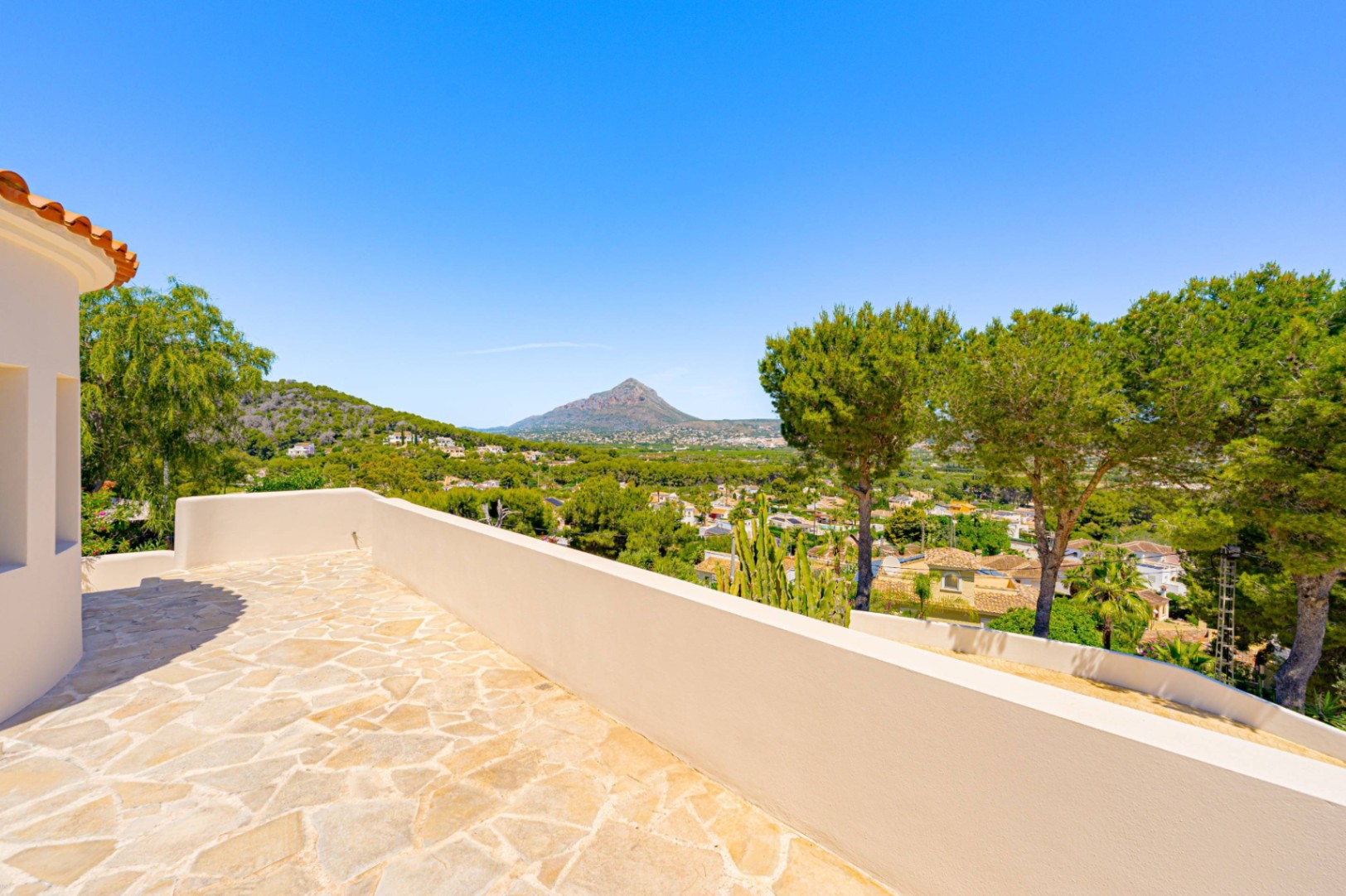 Villa Roma. Villa reformada con fantásticas vistas al mar a la venta en Jávea