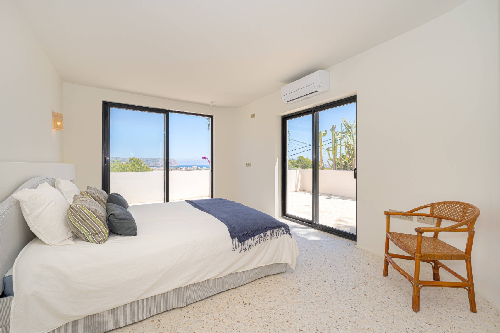 Villa Roma. Villa reformada con fantásticas vistas al mar a la venta en Jávea