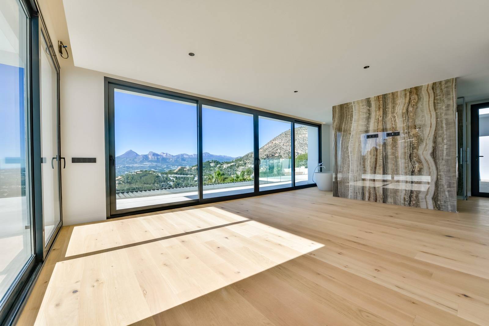 Villa Salónica. Villa contemporaine avec des vues exceptionnelles sur la mer à vendre à Altea Hills.