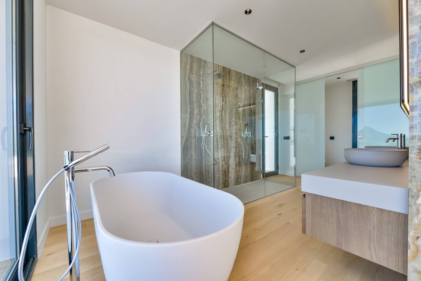 Villa Salónica. Villa contemporaine avec des vues exceptionnelles sur la mer à vendre à Altea Hills.