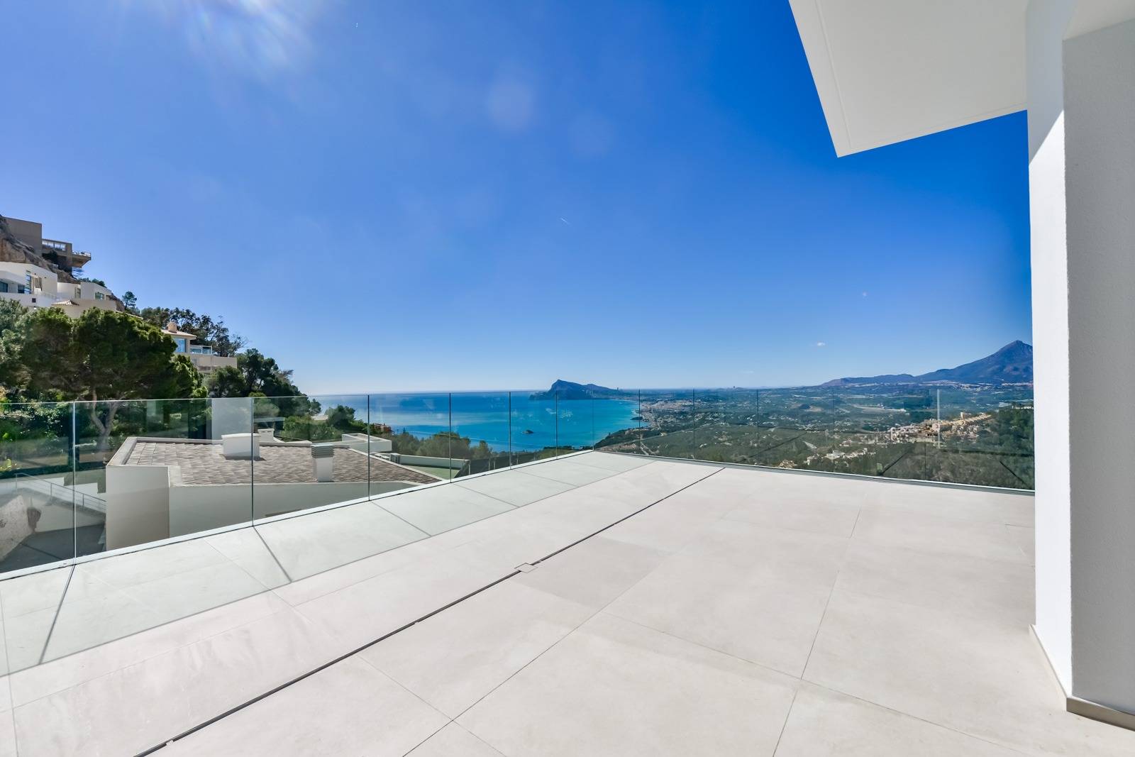 Villa Salónica. Villa contemporaine avec des vues exceptionnelles sur la mer à vendre à Altea Hills.