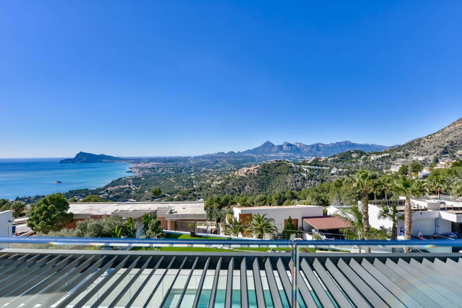 Villa Salónica. Villa contemporaine avec des vues exceptionnelles sur la mer à vendre à Altea Hills.