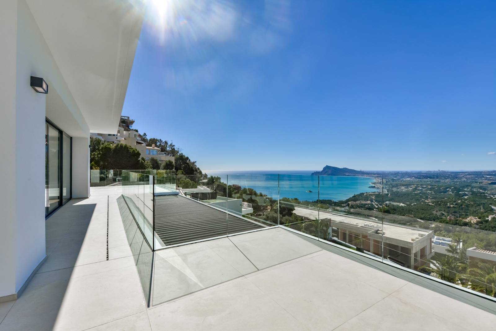 Villa Salónica. Villa contemporaine avec des vues exceptionnelles sur la mer à vendre à Altea Hills.