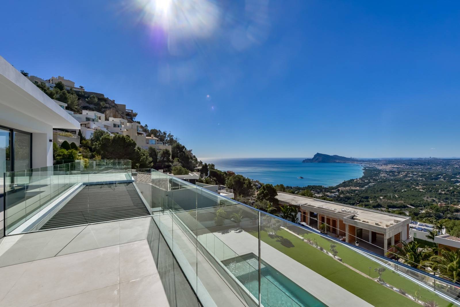 Villa Salónica. Villa contemporaine avec des vues exceptionnelles sur la mer à vendre à Altea Hills.
