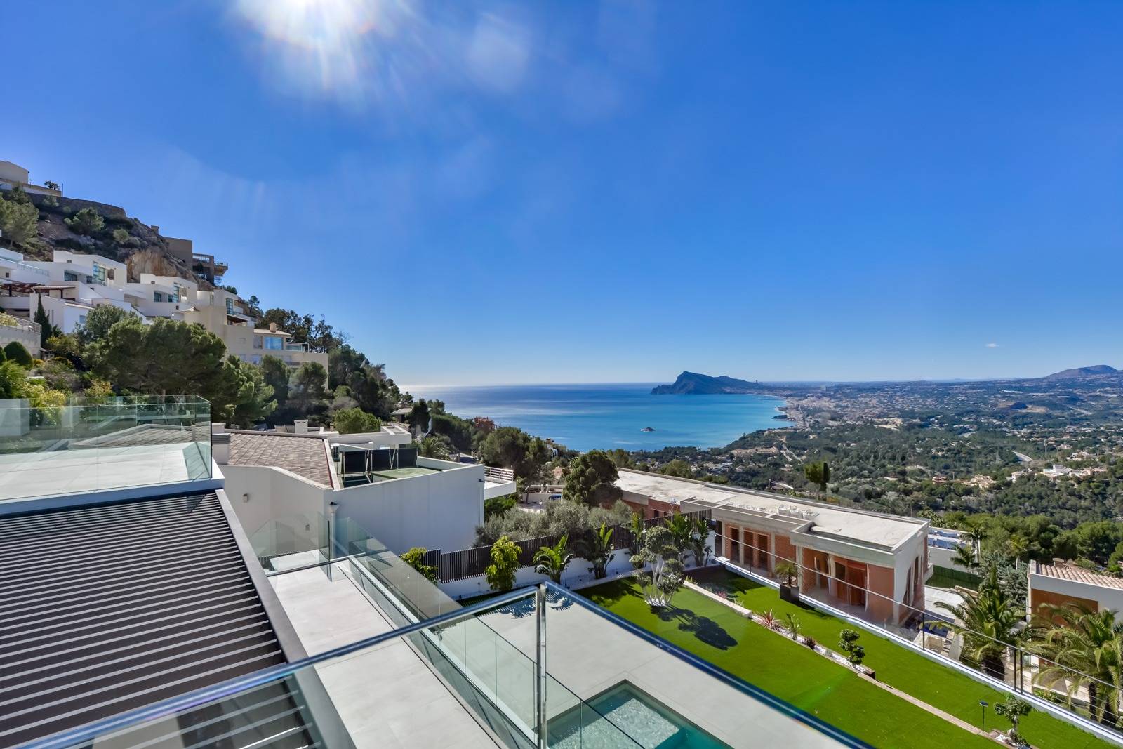 Villa Salónica. Villa contemporaine avec des vues exceptionnelles sur la mer à vendre à Altea Hills.
