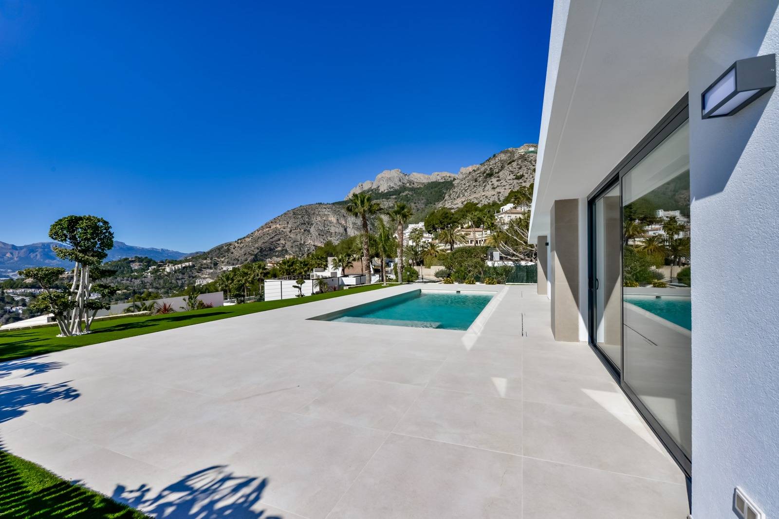 Villa Salónica. Villa contemporaine avec des vues exceptionnelles sur la mer à vendre à Altea Hills.
