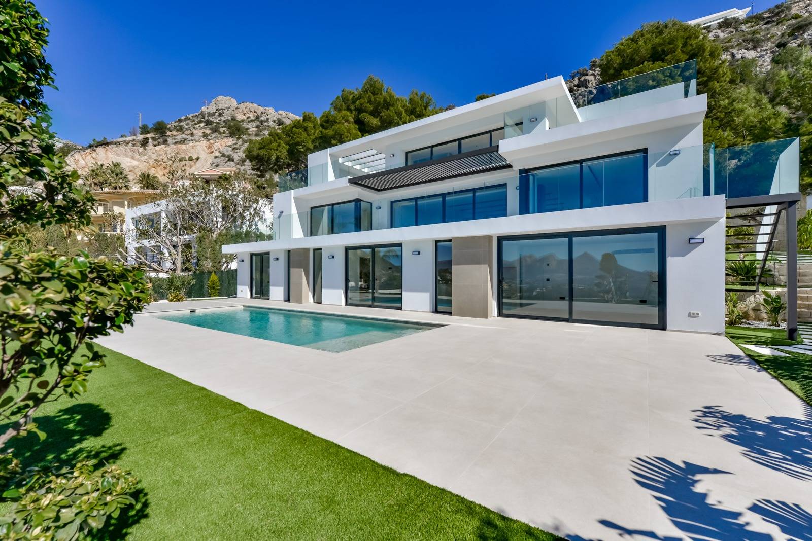 Villa Salónica. Villa contemporaine avec des vues exceptionnelles sur la mer à vendre à Altea Hills.