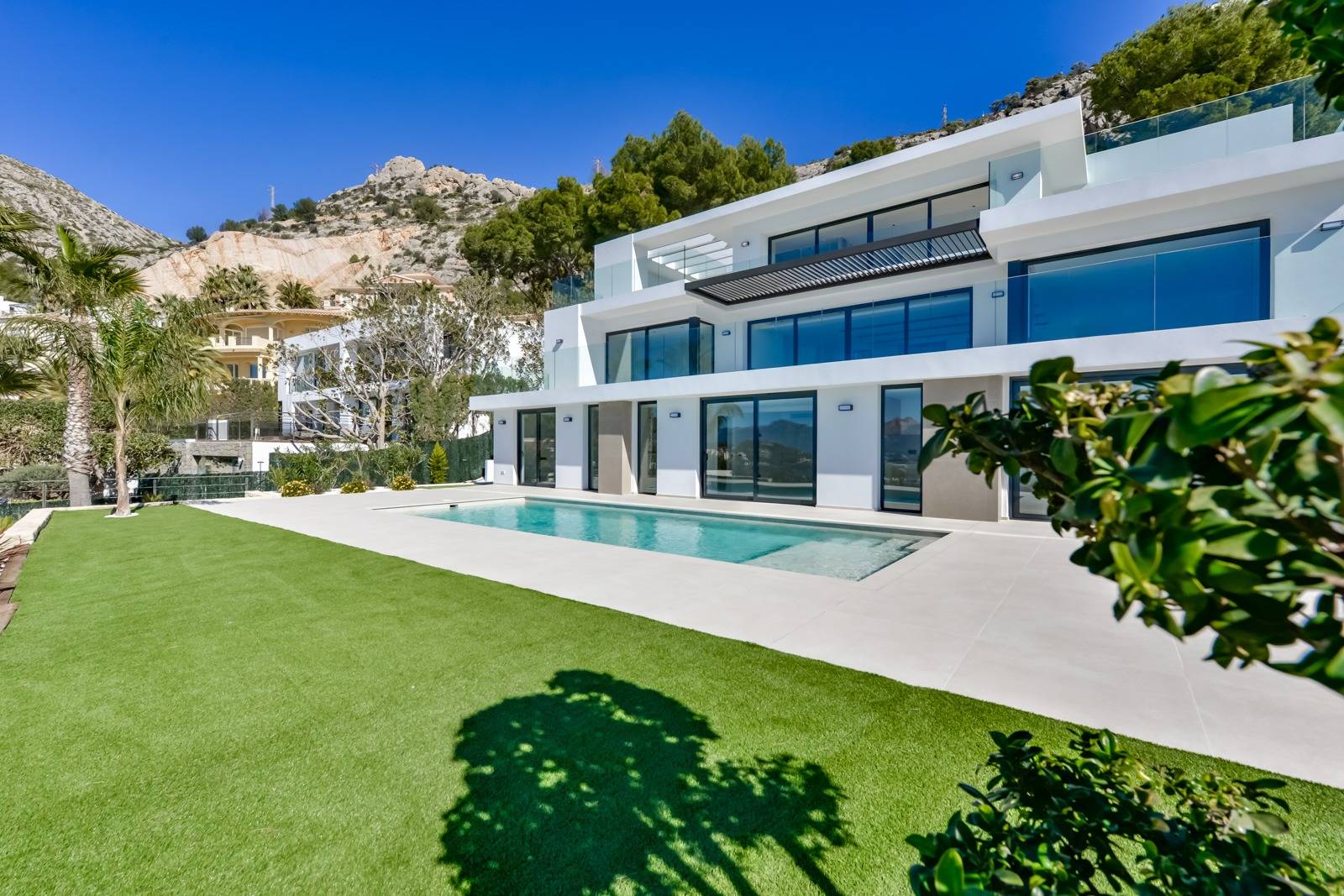 Villa Salónica. Villa contemporaine avec des vues exceptionnelles sur la mer à vendre à Altea Hills.