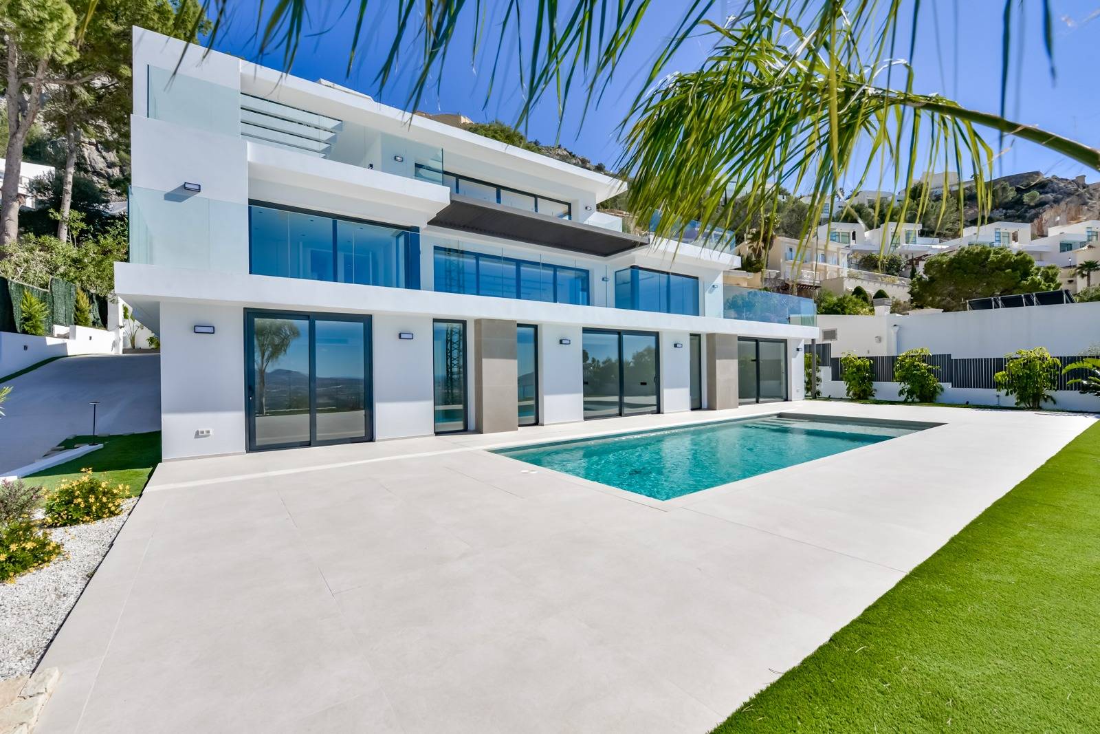 Villa Salónica. Villa contemporaine avec des vues exceptionnelles sur la mer à vendre à Altea Hills.