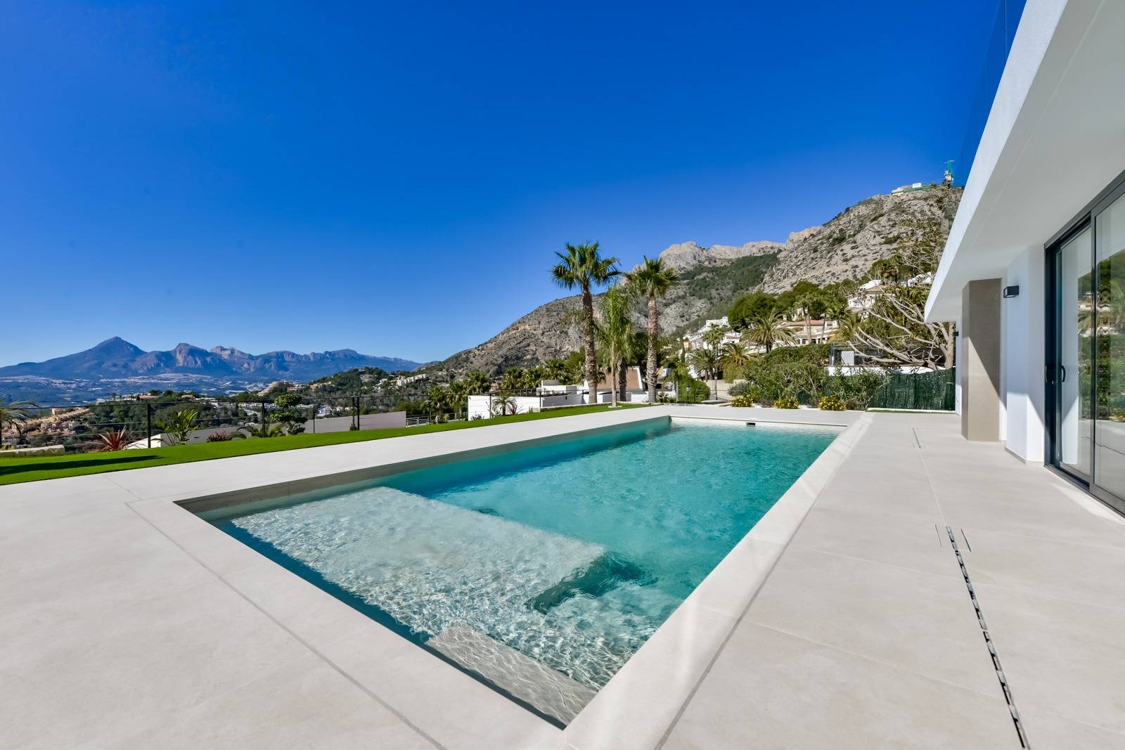 Villa Salónica. Villa contemporaine avec des vues exceptionnelles sur la mer à vendre à Altea Hills.