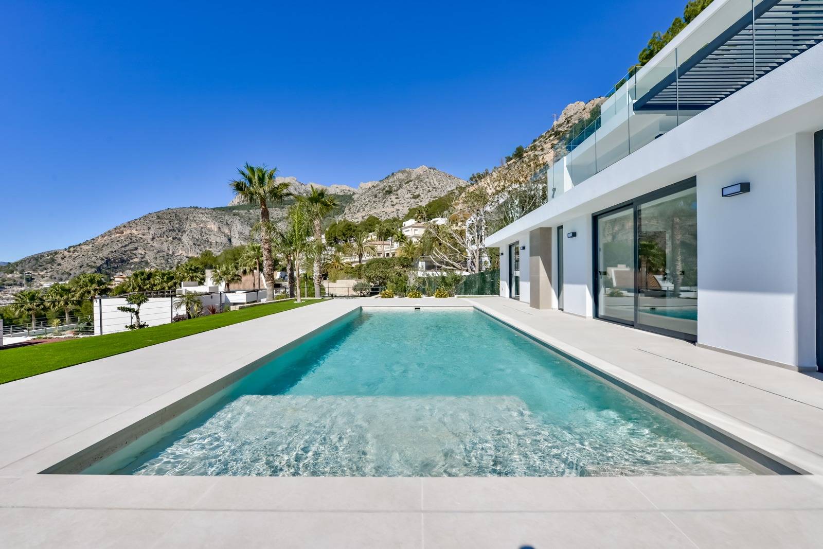 Villa Salónica. Villa contemporaine avec des vues exceptionnelles sur la mer à vendre à Altea Hills.