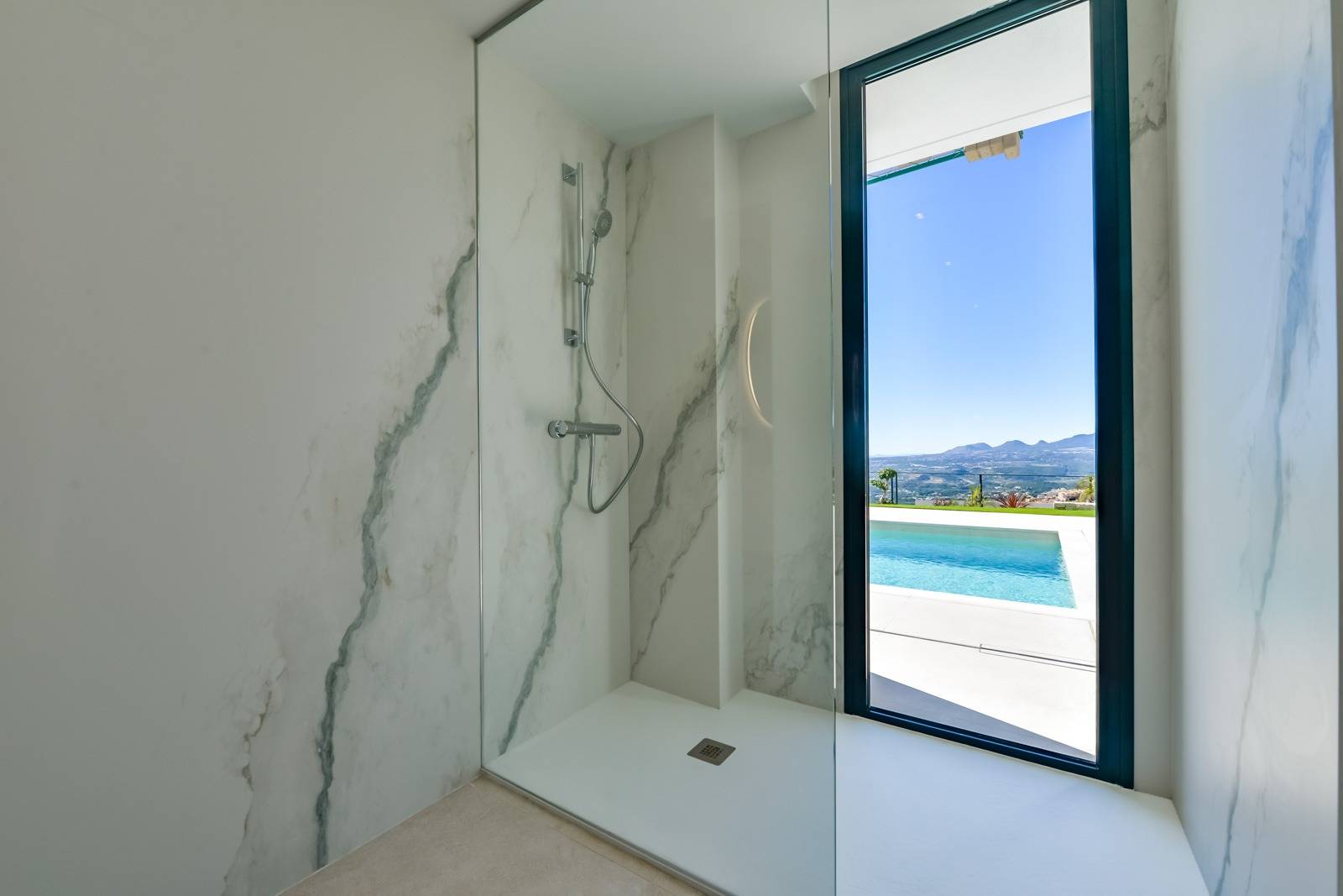 Villa Salónica. Villa contemporaine avec des vues exceptionnelles sur la mer à vendre à Altea Hills.
