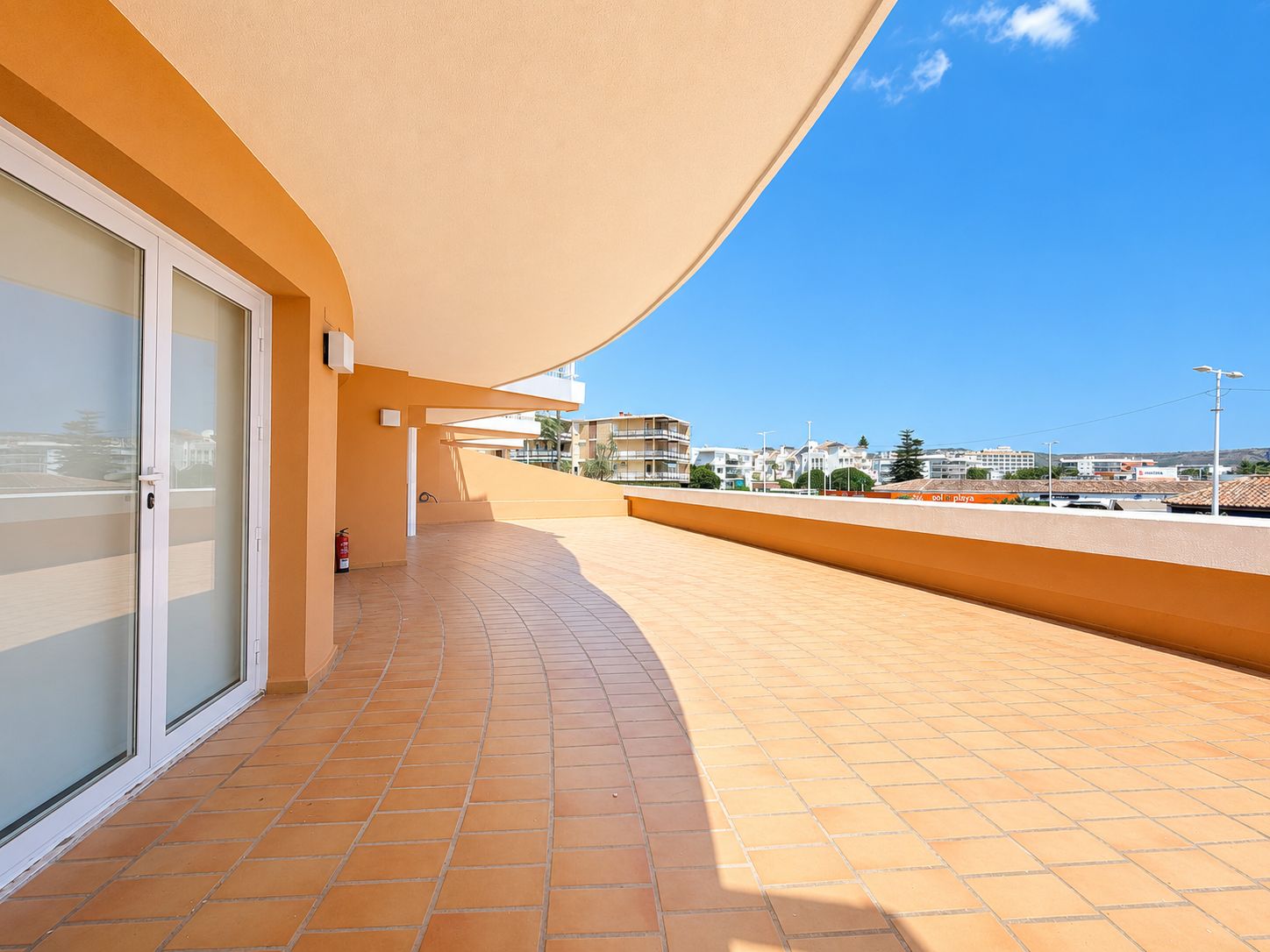 MODERNO APARTAMENTO EN ALQUILER ANUAL JUNTO A LA PLAYA DEL ARENAL