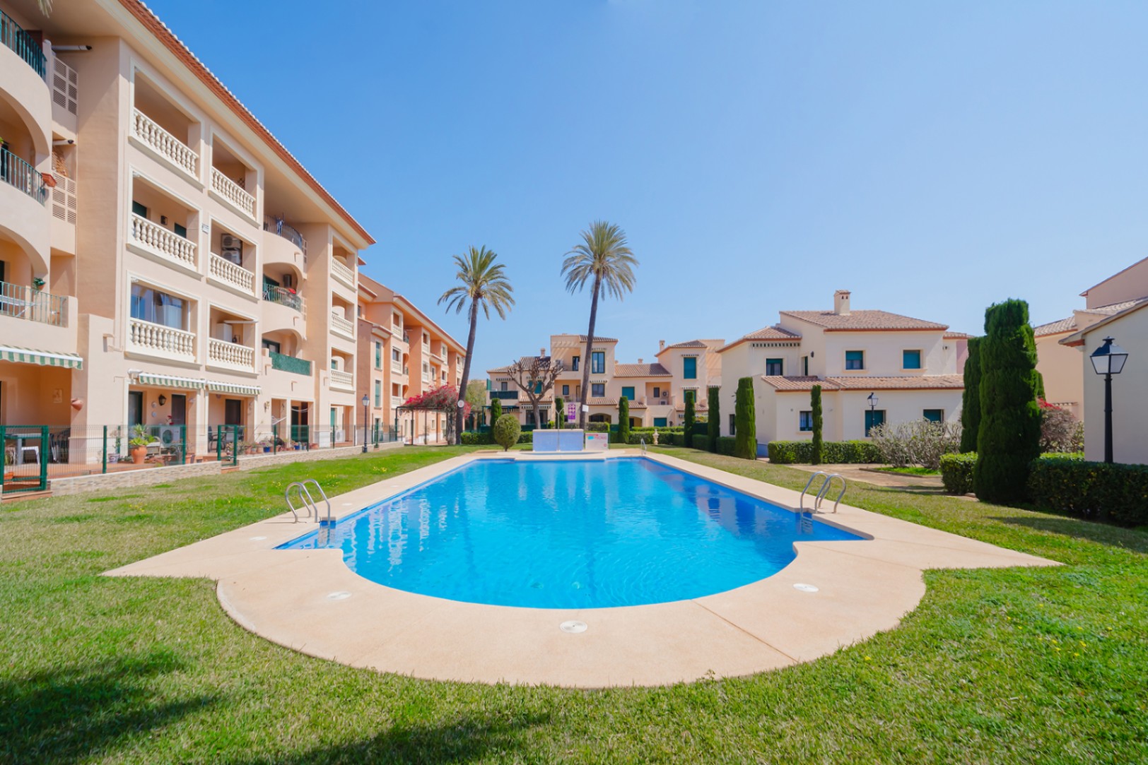 Adosado con gran terraza, parking privado y piscina en el corazón del Puerto de Jávea
