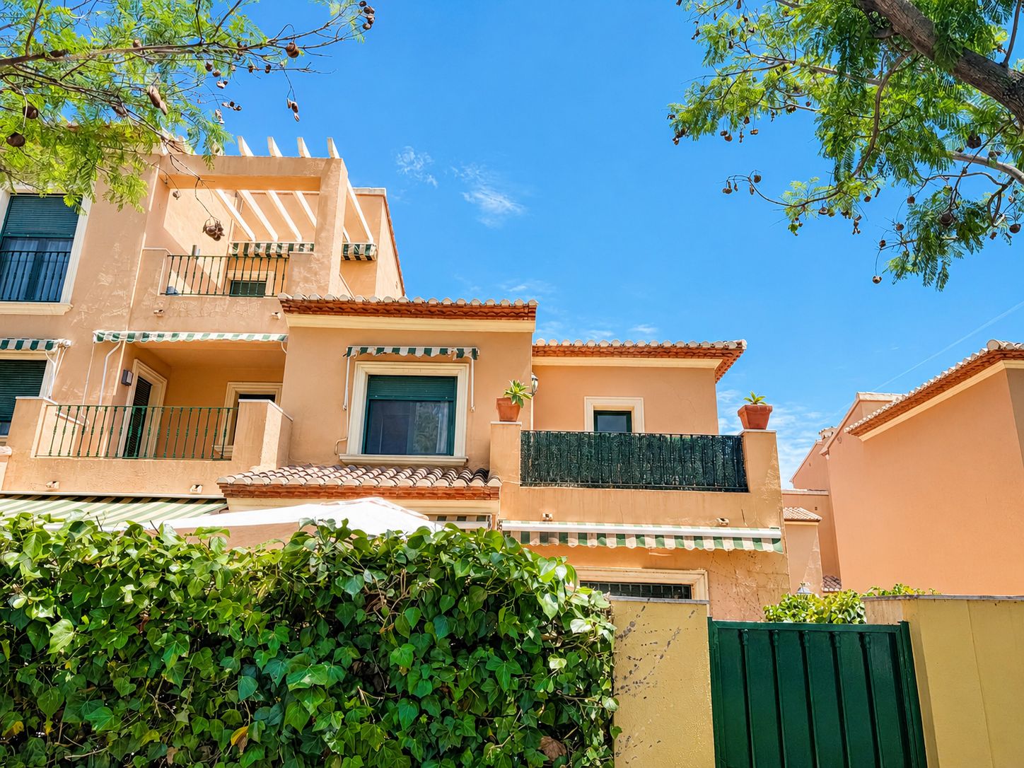 Adosado con gran terraza, parking privado y piscina en el corazón del Puerto de Jávea