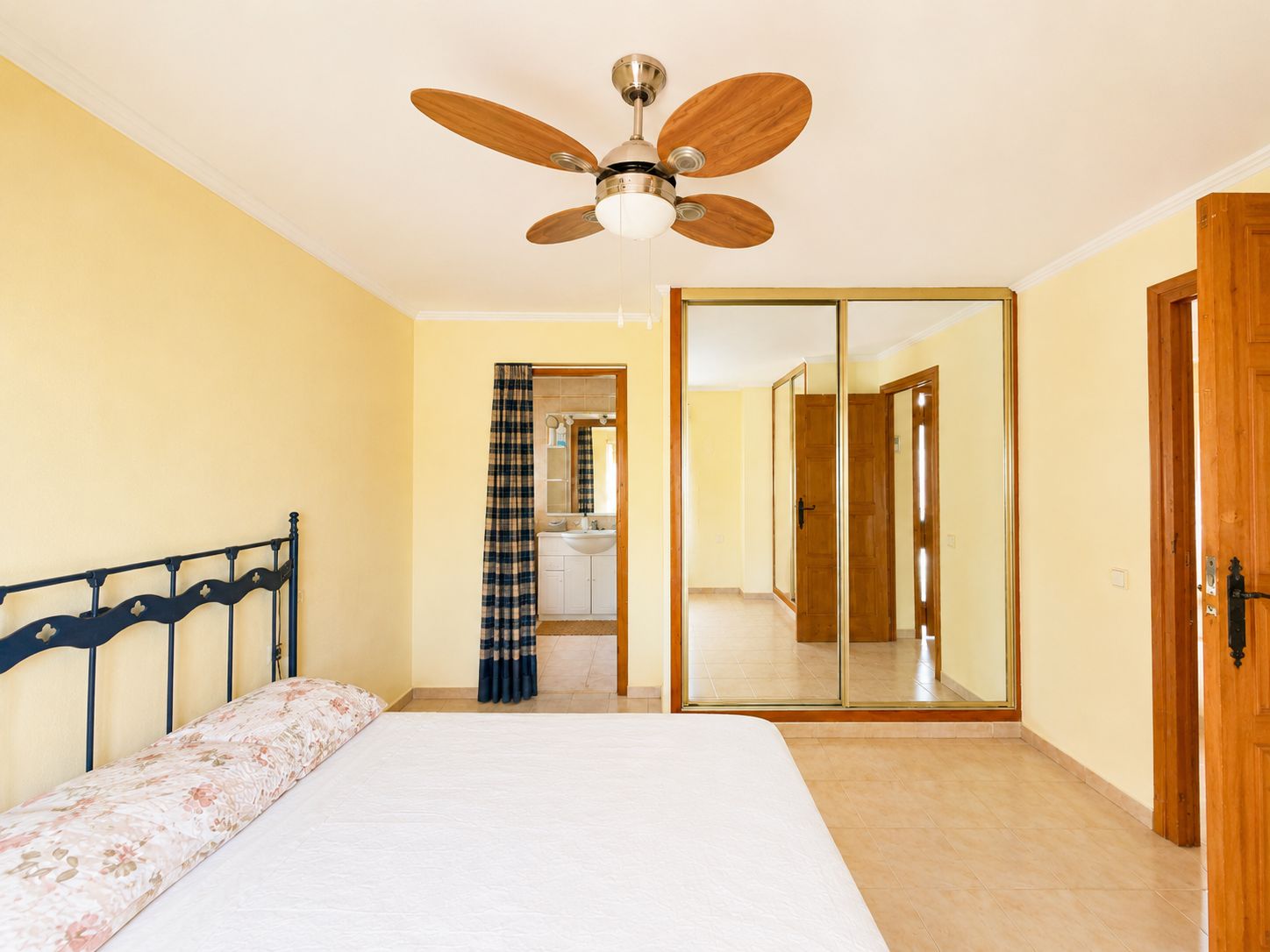 VILLA CON PISCINA PRIVADA Y AMPLIO JARDÍN EN JAVEA