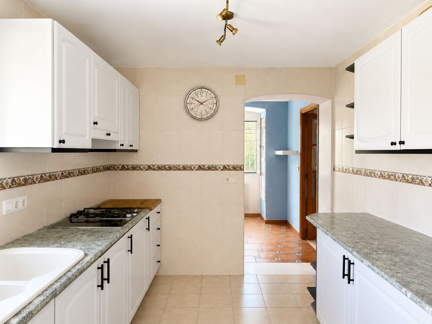 VILLA CON PISCINA PRIVADA Y AMPLIO JARDÍN EN JAVEA