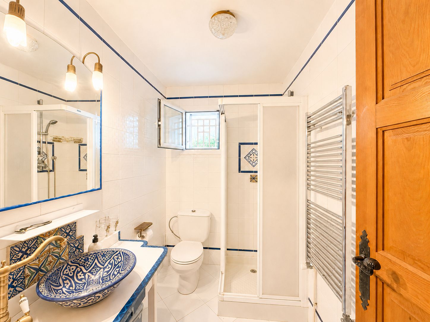 VILLA CON PISCINA PRIVADA Y AMPLIO JARDÍN EN JAVEA