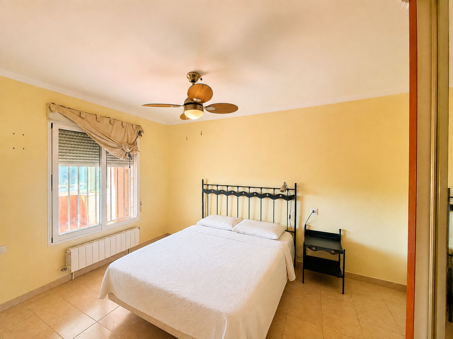 VILLA CON PISCINA PRIVADA Y AMPLIO JARDÍN EN JAVEA