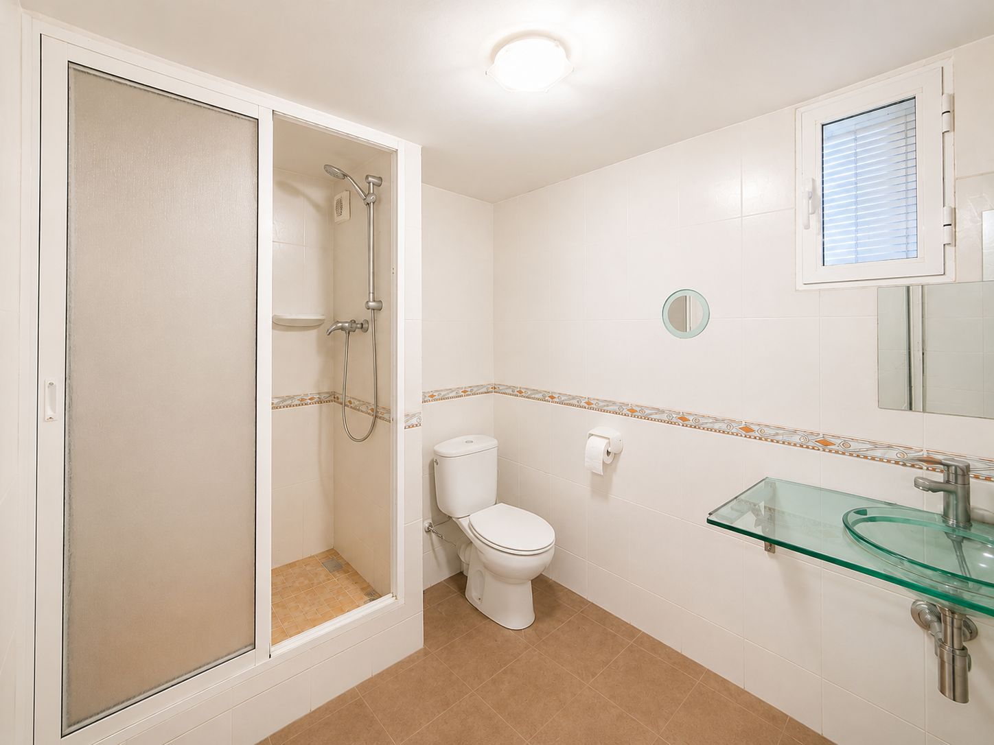 VILLA CON PISCINA PRIVADA Y AMPLIO JARDÍN EN JAVEA