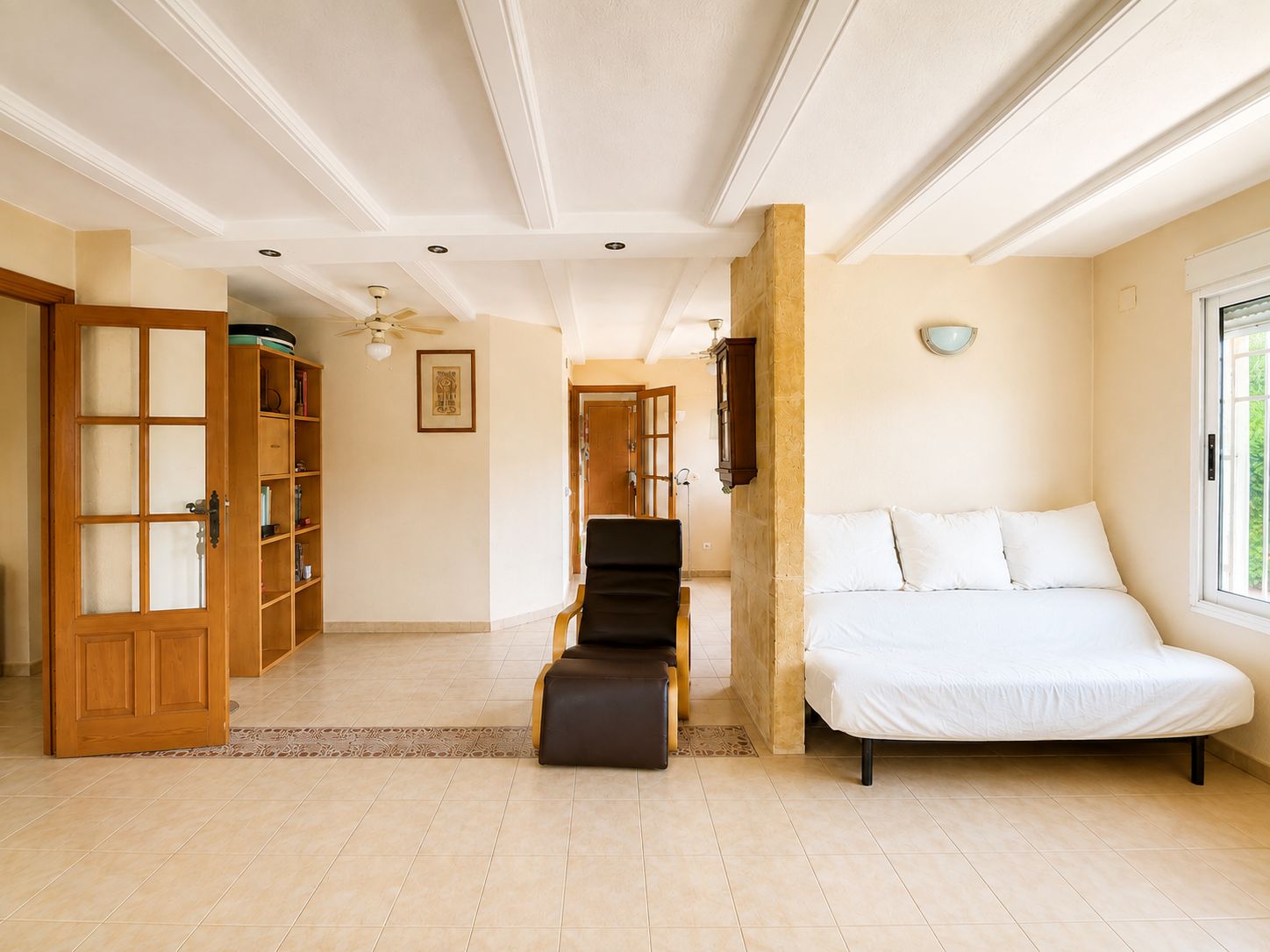 VILLA CON PISCINA PRIVADA Y AMPLIO JARDÍN EN JAVEA
